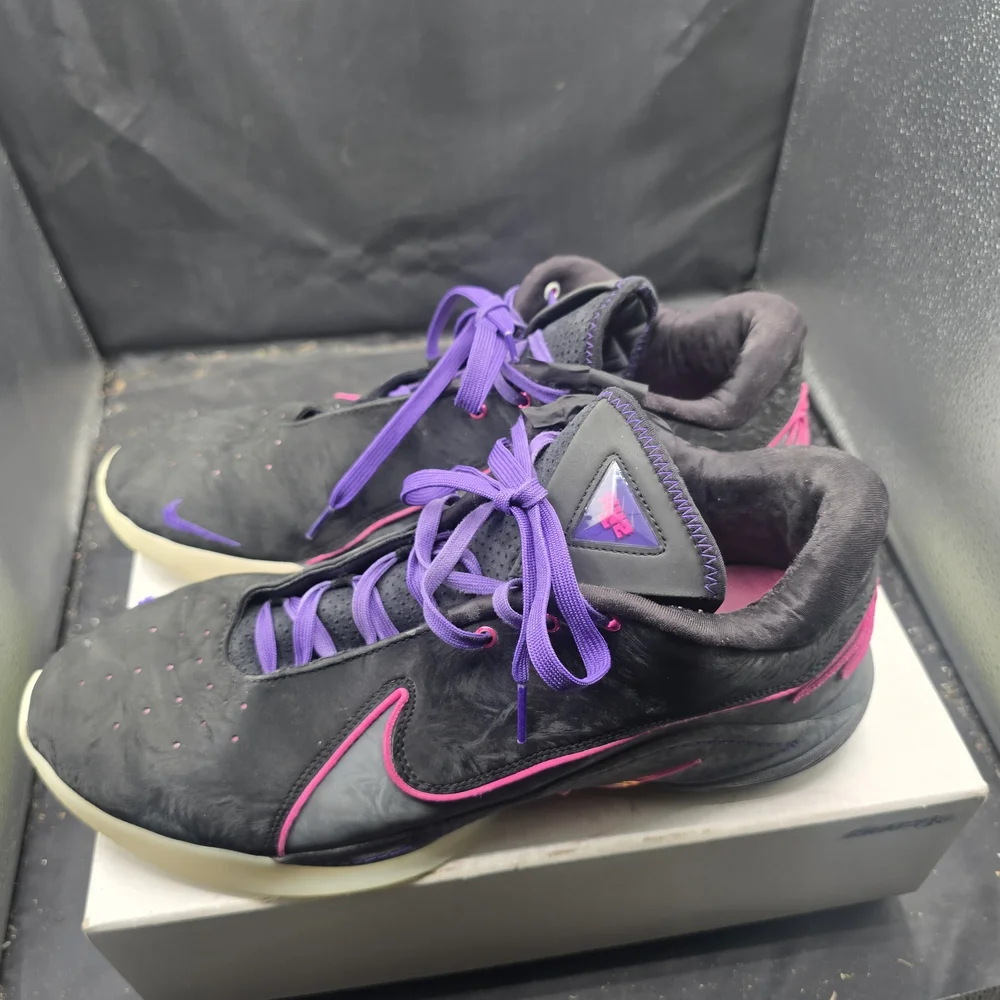 Nike Black‎ and Purple Athletic Shoes